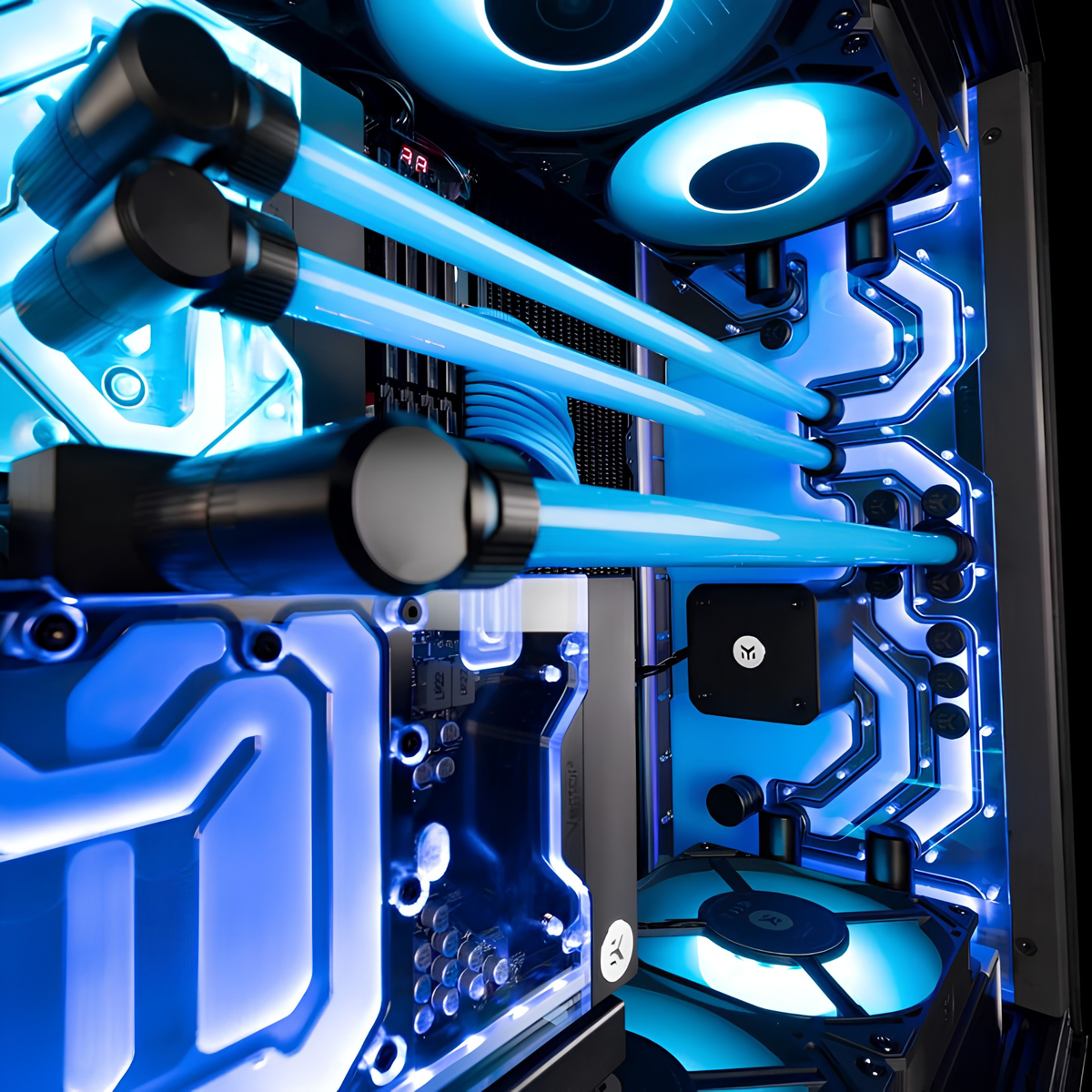 Komplett fertiggestellter Custom-Loop Gaming-PC mit hellblauer Kühlflüssigkeit, HardTubes und RGB-Lüftern im Gehäuse von CoolMods-PC.